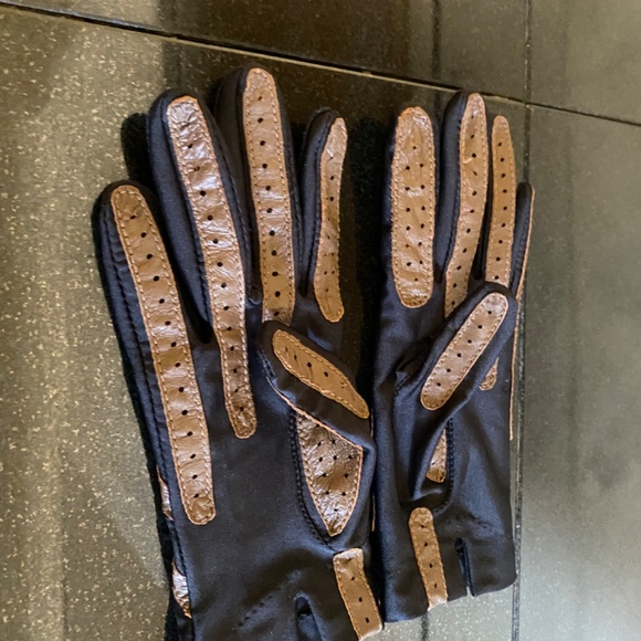 Fashionable Warm Gloves by Isotoner - Picture 5 of 8